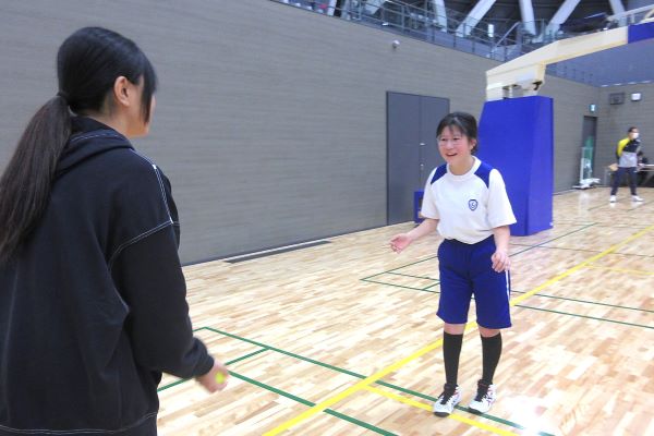 イベントでボランティアをする学生