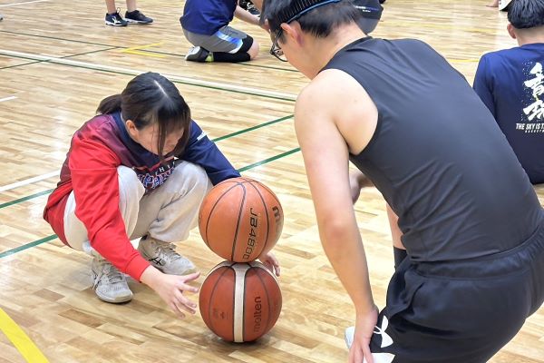 参加者と交流する学生