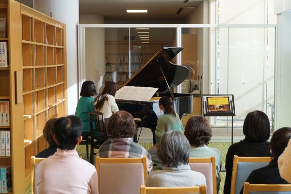 卒業生も演奏を楽しみに来場