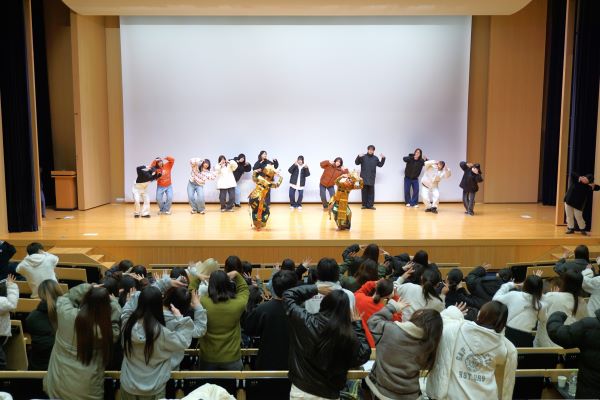 全員でバリ舞踊を踊る様子