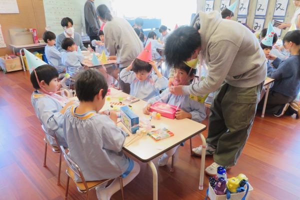 園児の楽器や帽子づくりを手伝う学生たち